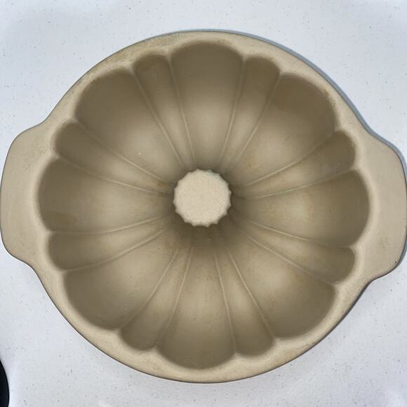 Pampered Chef Family Heritage Fluted Bundt Cake Stoneware Pan Full Size 10" USA - Picture 2 of 9